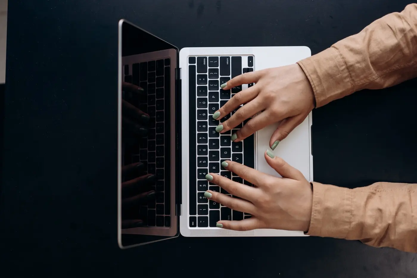 Person using laptop to learn about disorganised attachment style and emotional healing