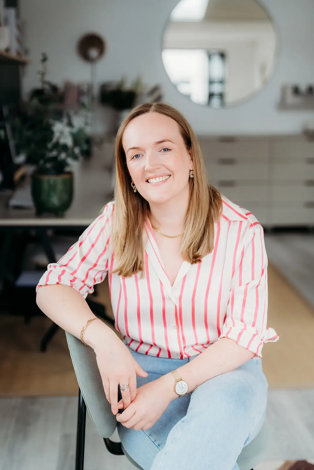 Psychotherapist Emma Pott providing therapy, illustrating how therapy works through safe, supportive sessions